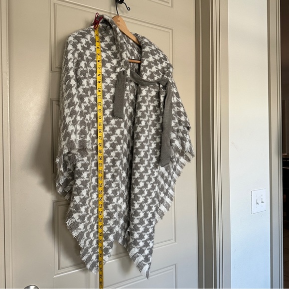 Ann Taylor cape grey white  textured houndstooth knit pattern one size NWT - Picture 8 of 12